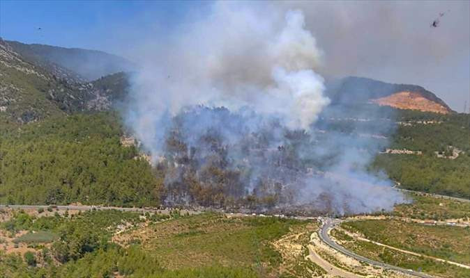 Antalya'da ormanlık alanda çıkan yangına müdahale ediliyor - Resim: 1