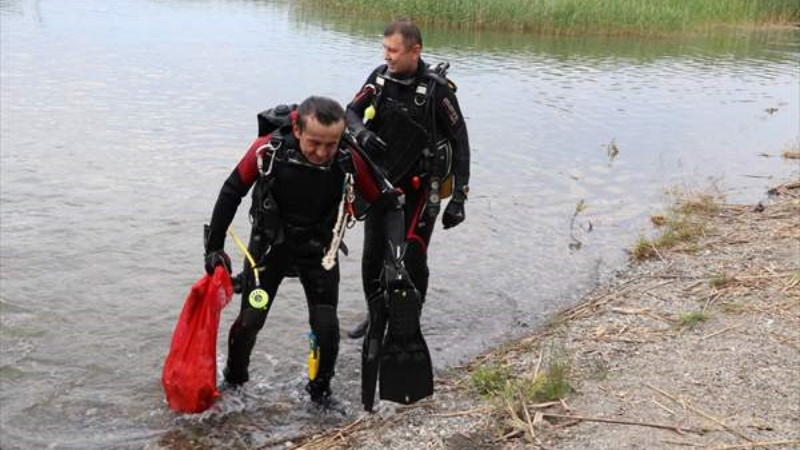 Gönüllüler, sahil ile Göl çevresindeki çöpleri topladı - Resim: 1