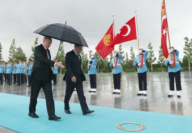 Kırgızistan Cumhurbaşkanı Sadır Caparov Ankara'da - Resim: 1