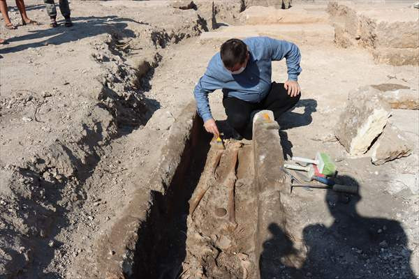 Bizans dönemine ait mezar ve insan iskeleti bulundu - Resim: 1
