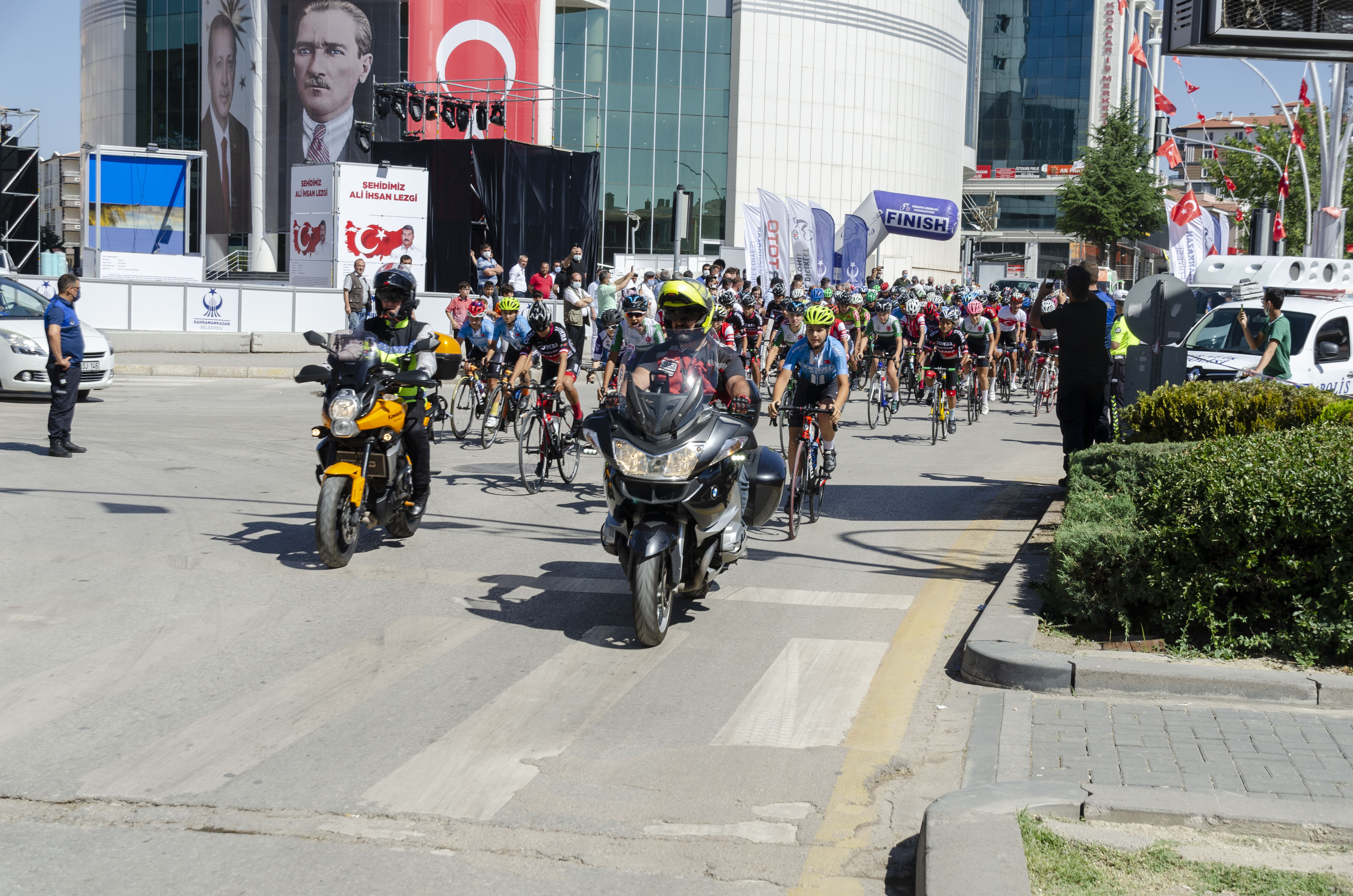 Bisiklet yarışında trafik ihmali: Hem tehlikeye atıldık, hem hor görüldük - Resim: 1