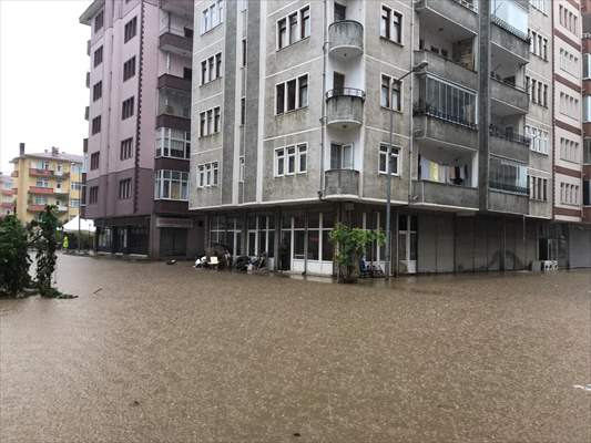 Arhavi'de sağanağın ardından sokaklar su altında kaldı - Resim: 1