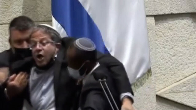 İsrailli Milletvekili Ben-Gvir, yaka paça dışarı attırıldı - Resim: 1