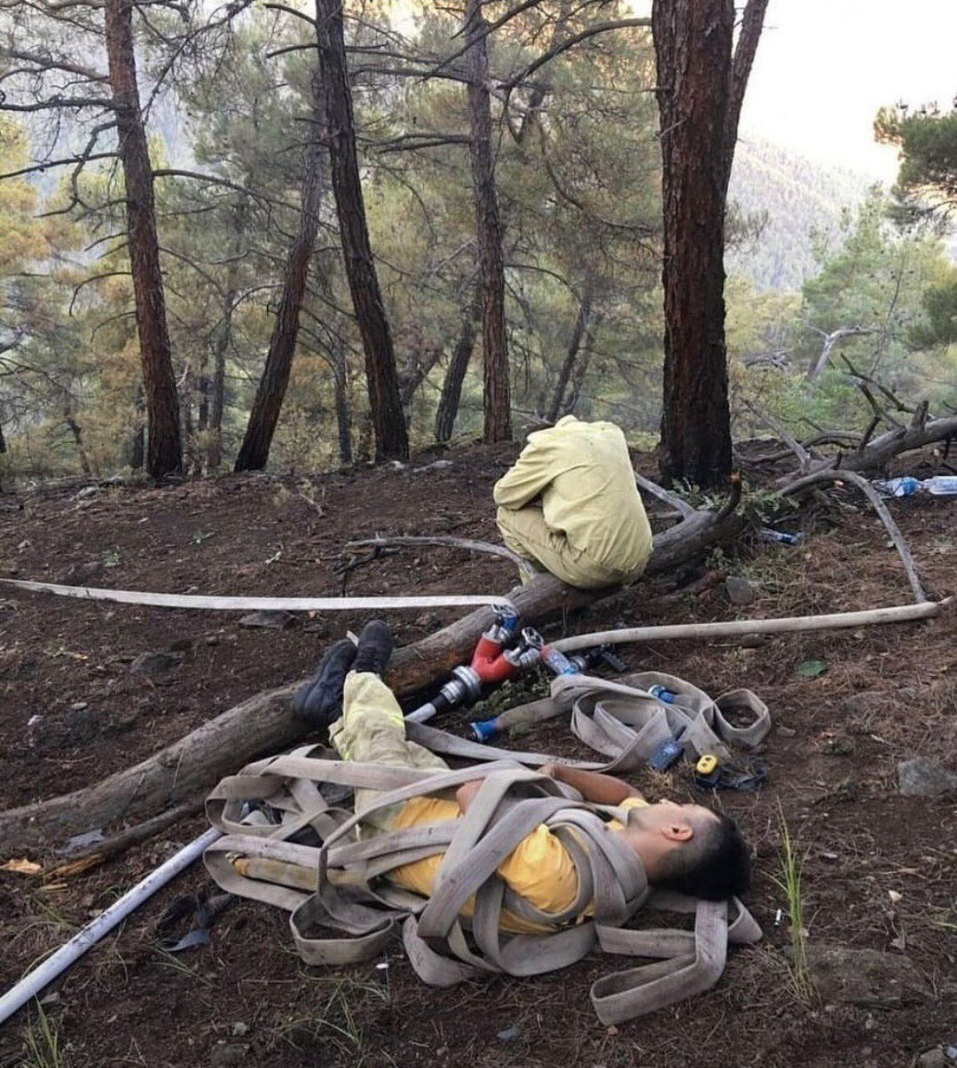 Orman yangını söndüren 3 kahraman personel toprakta uyudu - Resim: 1