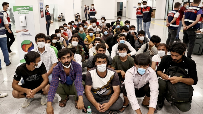 13 bini Afgan ve binlerce düzensiz göçmen sınır dışı edildi - Resim: 1