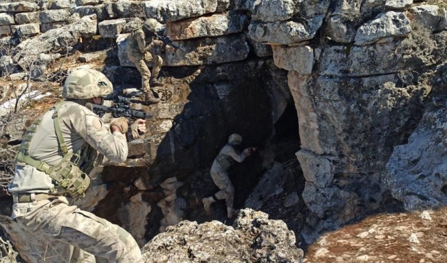 Teröristlere ait silah ve mühimmat ele geçirildi - Resim: 1