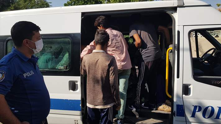 Erzincan'da metruk evde birçok düzensiz göçmen yakalandı - Resim: 2