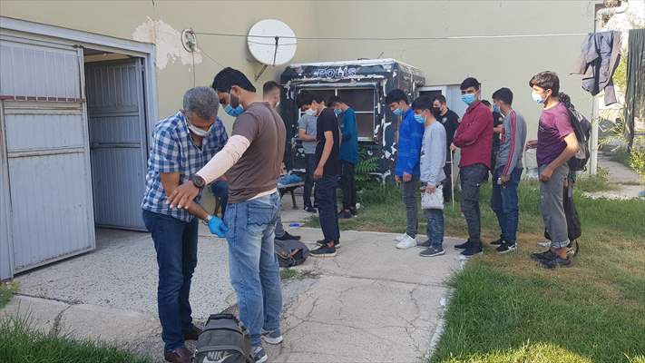 Erzincan'da metruk evde birçok düzensiz göçmen yakalandı - Resim: 4