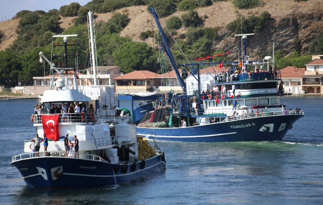 Çanakkale'de balıkçılar denize açıldı - Resim: 1