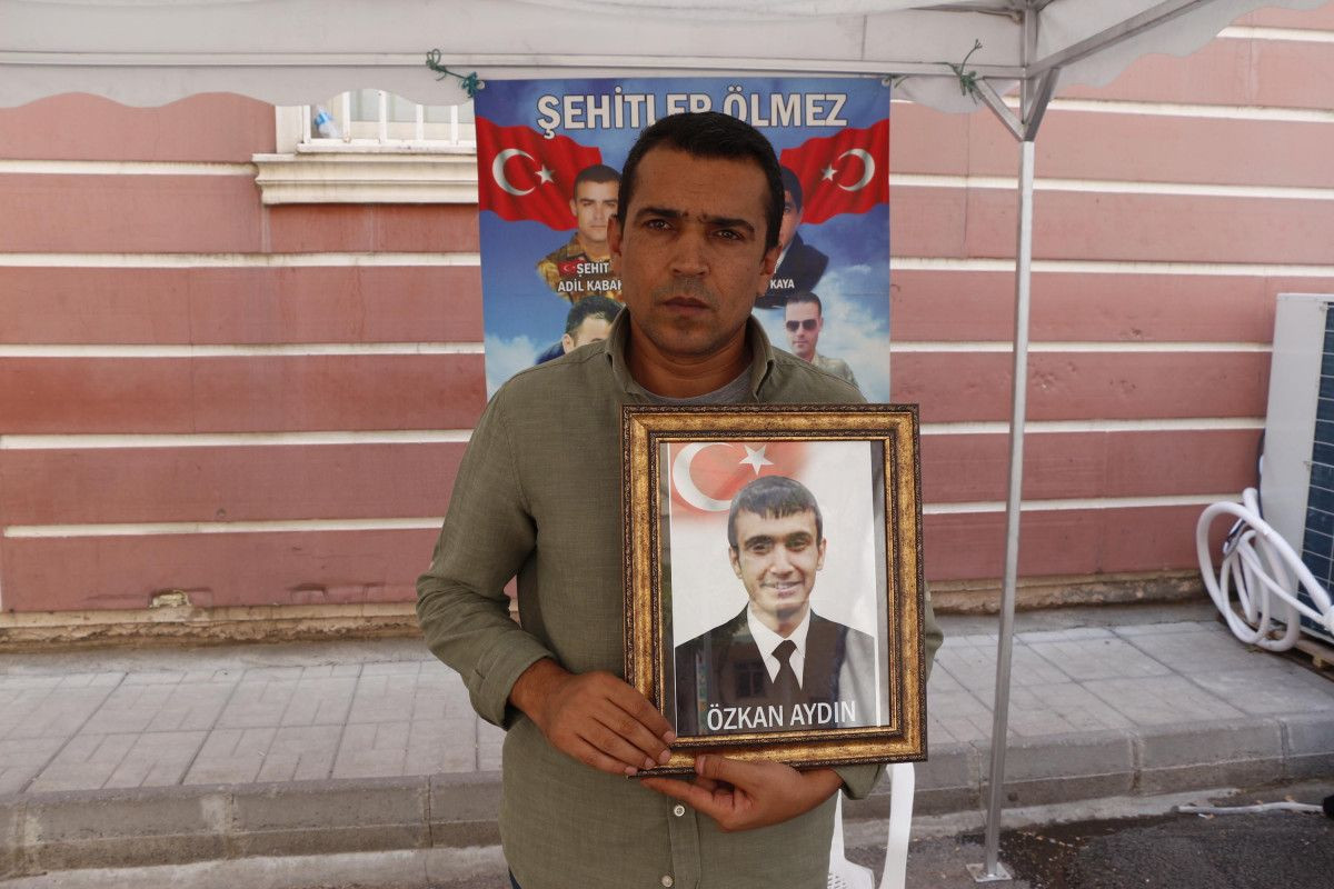 Diyarbakır'da evlat nöbetindeki baba: Oğlumu PKK'ya sattılar - Resim: 1