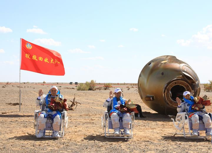 Çin'in Shenzhou 12 atmosfere dönüş modülü başarıyla indi - Resim: 1
