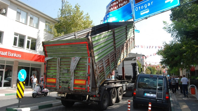 Damperi açık kalan kamyon yol tabelasına takıldı - Resim: 1