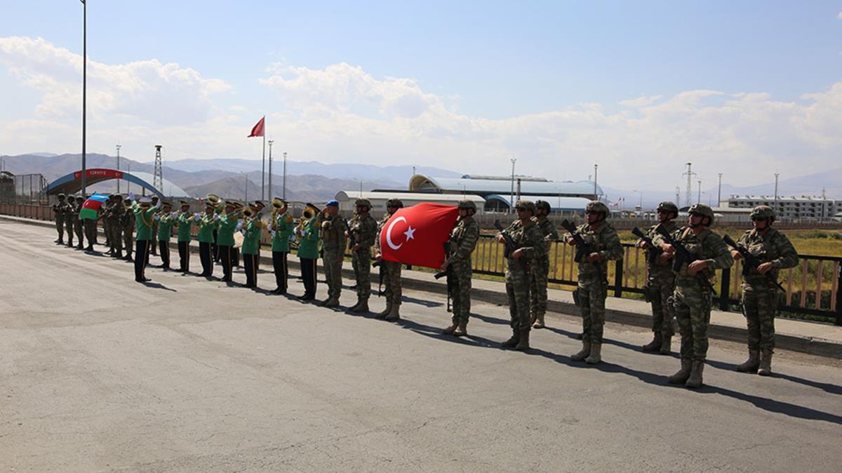 Türkiye ve Azerbaycan'dan 'Sarsılmaz Kardeşlik' tatbikatı - Resim: 1