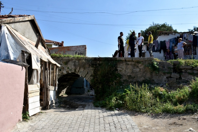 Tarihi taş köprü evler arasında kayboluyor - Resim: 1