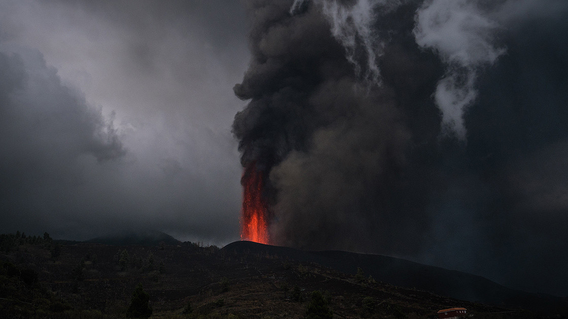 Yüzlerce ev lav altında kaldı: Yanardağdaki şiddetli patlamalar sürüyor - Resim: 1