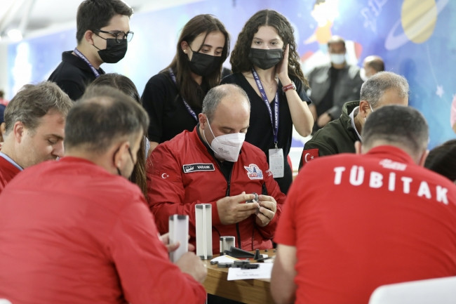 Bakan Varank, TEKNOFEST'te gençlerle roket tasarladı - Resim: 1