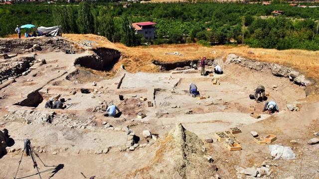 Arslantepe Höyüğü'nde birçok mezar ve ev kalıntısı bulundu - Resim: 1
