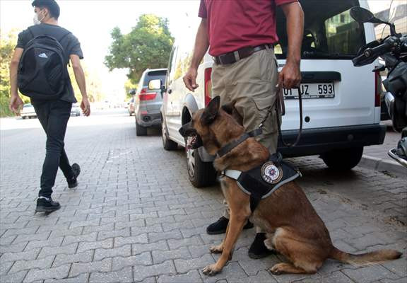 Adana'da polis okulların çevresinde denetim yaptı - Resim: 2