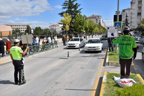 Okul önlerindeki yaya geçitlerinde 'model polis' uygulaması başladı - Resim: 2