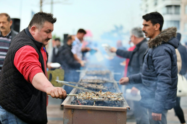 Samsun'da hamsi festivali: 2 ton hamsi 2 saatte tüketildi - Resim: 1