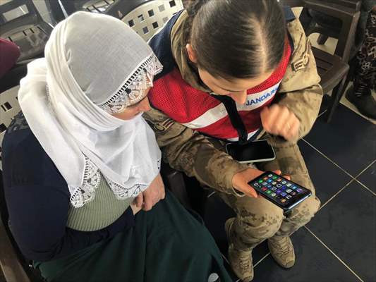 Kadın komutanlar köyde kadınlara KADES uygulamasını tanıttı - Resim: 1