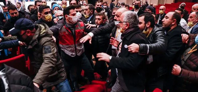 İstanbul Taksiciler Esnaf Odası seçimleri gergin başladı! Taksiciler kongrede birbirine girdi - Resim: 1