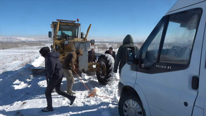 Karda mahsur kalan öğrencilerin imdadına belediye ekipleri yetişti - Resim: 1