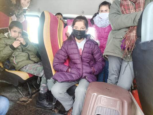 Hakkari'de kar ve tipide mahsur kalan öğrenci servisleri kurtarıldı - Resim: 1