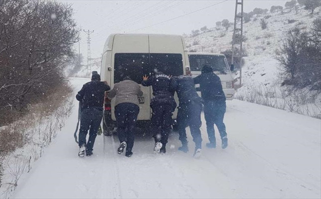 TAG Otoyolu'nda mahsur kalanlara kumanya desteği - Resim: 2