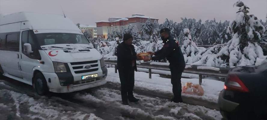 TAG Otoyolu'nda mahsur kalanlara kumanya desteği - Resim: 1