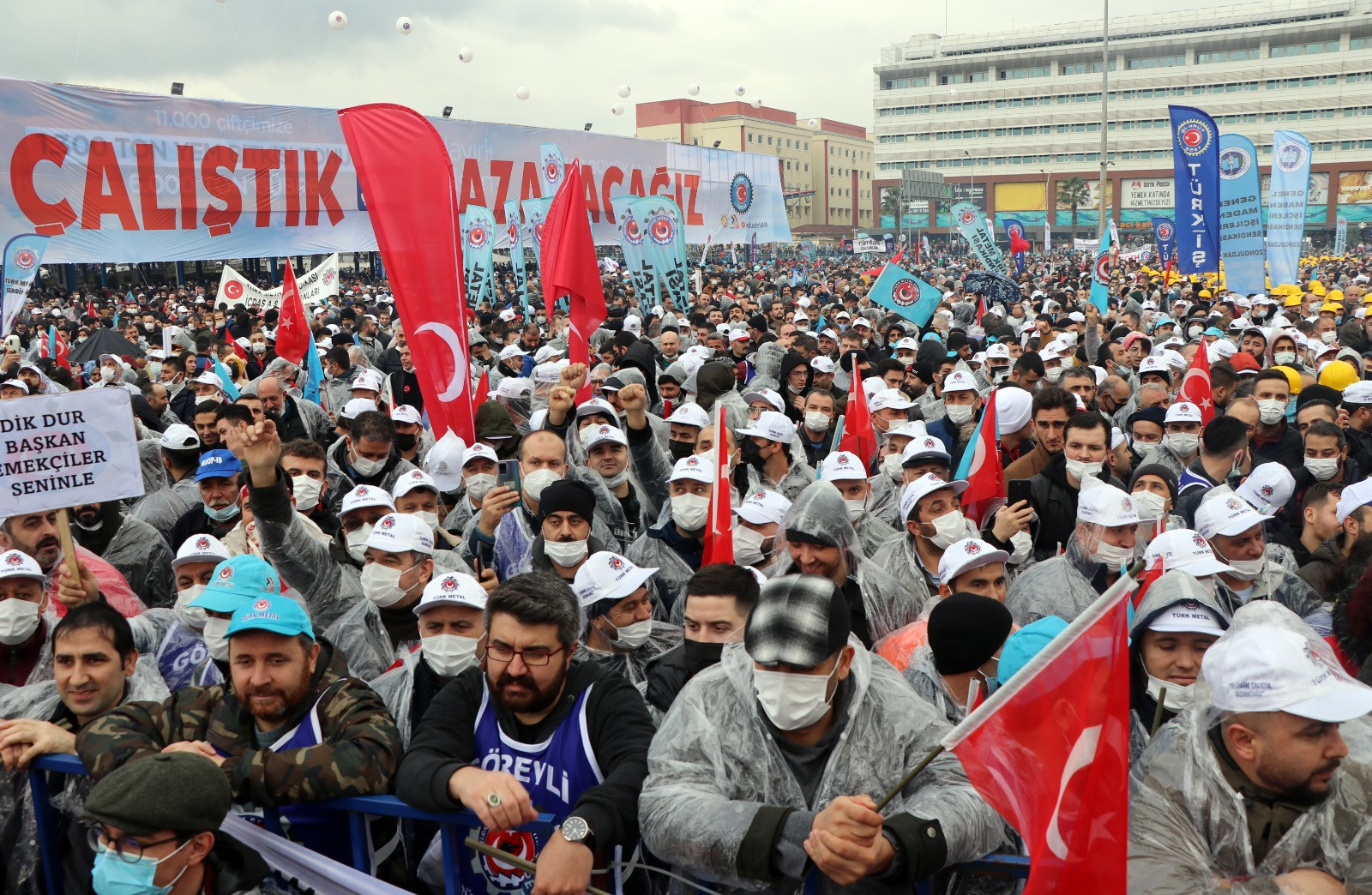 Metal işçisi gür sesiyle haykırdı: Çalışmak, üretmek hakkımızı almak istiyoruz - Resim: 1