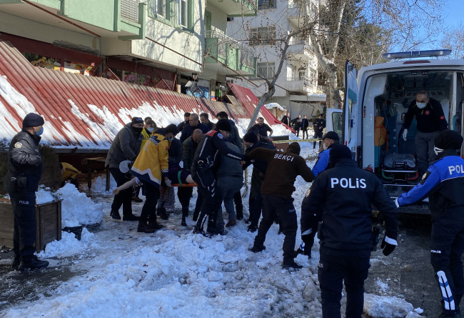 Kar nedeniyle çöken çatı nine ve torununu yaraladı - Resim: 1