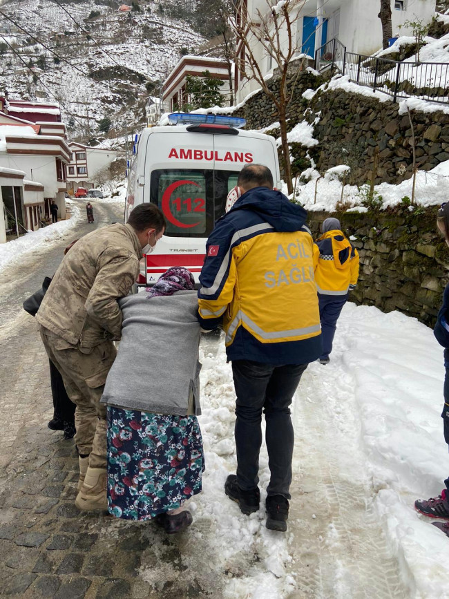 Karda ambulansın ulaşılamadığı hastanın imdadına jandarma yetişti - Resim: 1