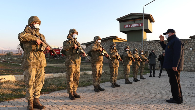 Milli Savunma Bakanı Akar, TSK komuta kademesi ile sınırın sıfır noktasında - Resim: 1