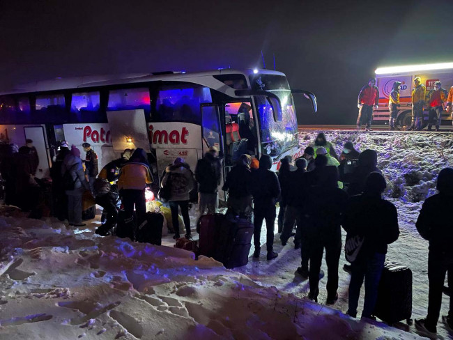 Aksaray'da yolcu otobüsü şarampole düştü: 4 yaralı - Resim: 2