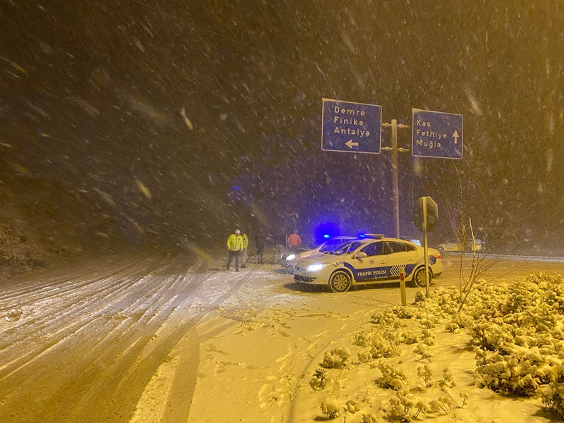 Antalya Kaş'ta kar yağışı etkili oluyor - Resim: 2