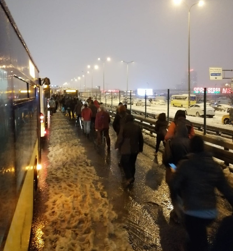 İstanbul'da ulaşım kaosu! Seferler aksadı, duraklarda izdiham yaşandı - Resim: 2