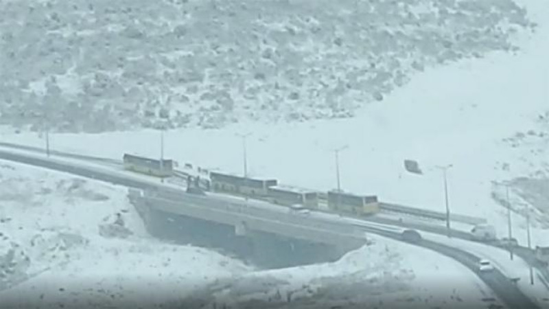 İstanbul'da kar yağışı: Otobüsler yolda mahsur kaldı - Resim: 1