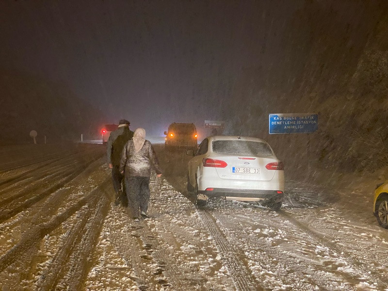 Antalya Kaş'ta kar yağışı etkili oluyor - Resim: 1