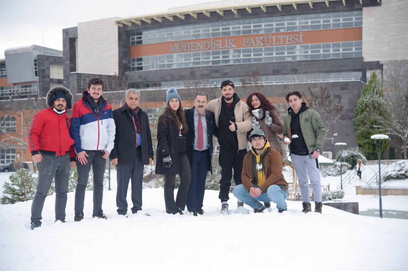 Rektör ile öğrenciler arasında kartopu savaşı - Resim: 3