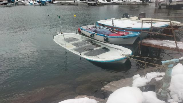 Zonguldak'ta yoğun kardan balıkçı tekneleri battı - Resim: 1