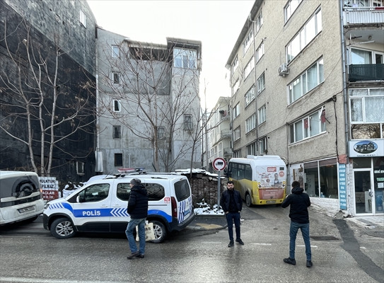 Bursa'da aracına kar topu atan çocuklara saldıran şoför bıçakla yaralandı - Resim: 1