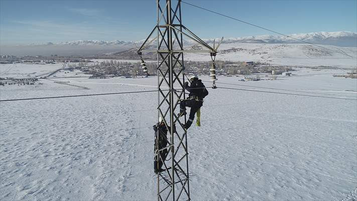 Ekiplerden elektrik arızalarına atlı müdahale - Resim: 1