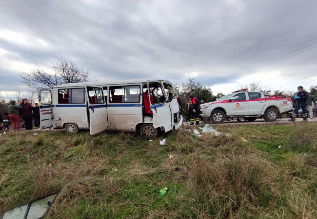 Yalova'da panelvan ile minibüs çarpıştı: 5 yaralı - Resim: 1