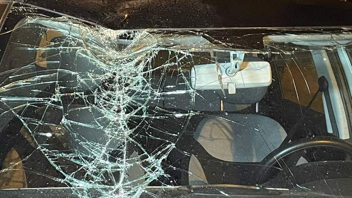 İstanbul Beşiktaş’ta iş makinesinin kolu otomobilin üzerine düştü - Resim: 1