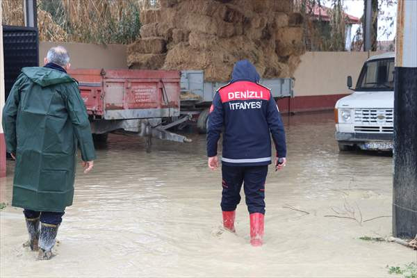 Denizli Sarayköy'de derenin taşması sonucu mahsur kalanlar kurtarıldı - Resim: 4