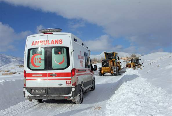 Van'da kuraklıktan etkilenen Sıhke Gölü'ne tonlarca kar taşındı - Resim: 1