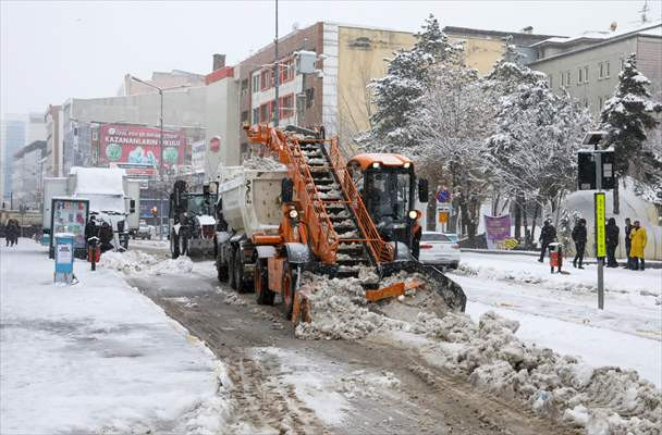 Van'da kuraklıktan etkilenen Sıhke Gölü'ne tonlarca kar taşındı - Resim: 2