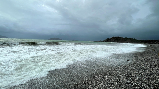 Fethiye'de dalgalar 2 metreye ulaştı - Resim: 1