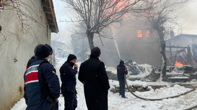 Bilecik'te ev yangını: 1 ölü, 2 yaralı - Resim: 2